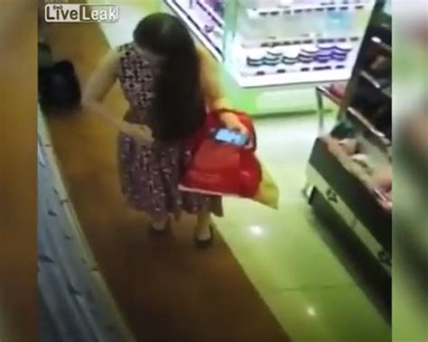 Astaga Wanita Terekam Cctv Semprotkan Parfum Ke Area Pribadinya