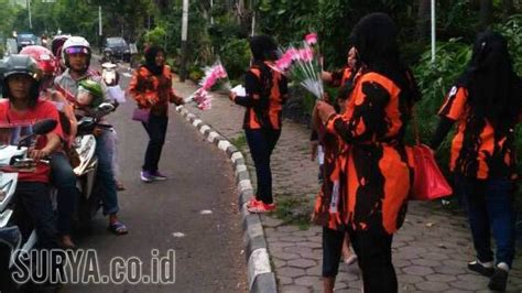 Peringati Hari Kartini Dan May Day Srikandi PP Gresik Bagi Bagi Bunga