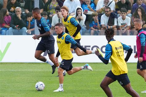 Napoli Osimhen Torna In Campo E Natan Si Presenta Le Foto Da Castel