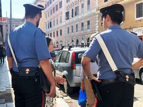 Sfonda La Porta Di Casa Della Ex E Colpisce Il Nuovo Compagno Con Le