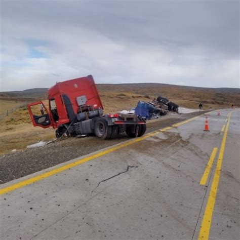 Ocupantes de camión con lesiones leves tras volcamiento en la ruta