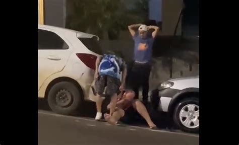 Pol Cia Prende Dois Homens Por Agredir Brutalmente Senhor De Anos