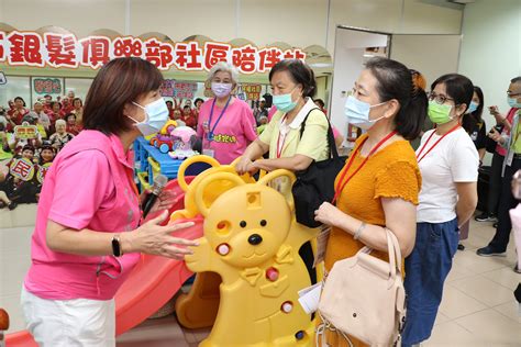 永和民權社區「爺奶熊寶貝」歡樂園 榮獲高齡友善城市活躍獎最高肯定 爺奶志工幫忙顧小孩開心到睡不著