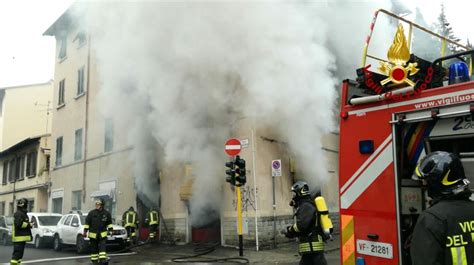 Incendio A Firenze Il Fuoco Si Sviluppa In Un Negozio Nove Da Firenze