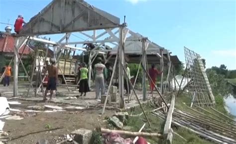 Hujan Lebat Dan Angin Kencang Terjang Bojonegoro Belasan Rumah Rusak