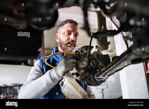 El Hombre Mecánico Reparar Un Coche En Un Garaje Fotografía De Stock