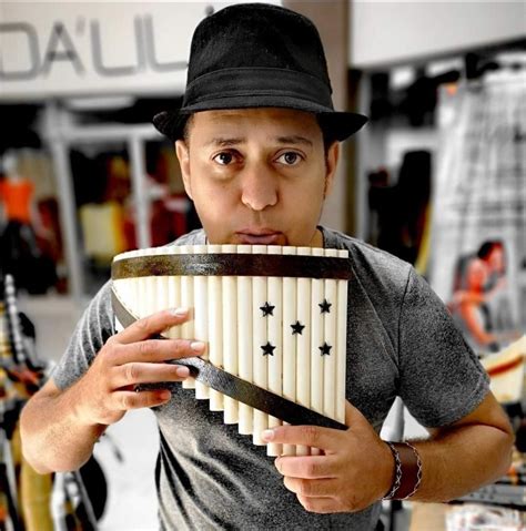 Hondureño Nahún Escoto Elabora Increíbles Instrumentos Musicales