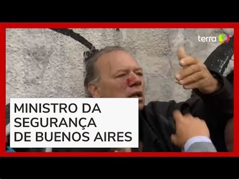 Ministro argentino é agredido por manifestantes durante protesto em