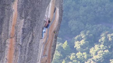 【攀岩传奇】猛人背个小伞包就去爬上去了 Dean Potter 无保护徒手攀岩 Freesolo 他的风格完全和alex Honnold不一样