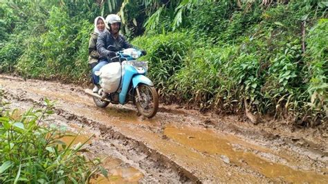 Puluhan Tahun Jalan Di Kabupaten Bandung Ini Rusak Parah Saat Hujan