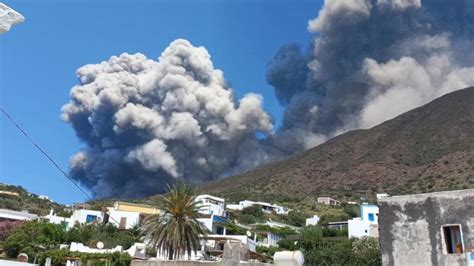 Stromboli Il Vulcano Si Fa Sentire Ancora Esplosione Ed Enorme Nube