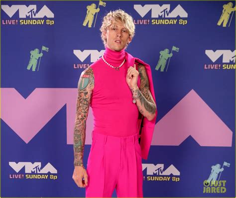 Machine Gun Kelly Wins First Award Of The Night At Vmas 2020 Photo