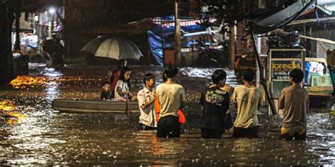 Update Banjir Jakarta 5 RT Masih Terendam 20 Ruas Jalan Sudah Surut