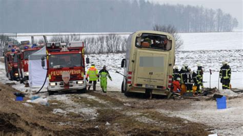 A Bus Durchbricht Leitplanke Acht Verletzte