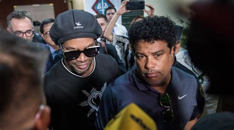 Detienen A Ronaldinho En Paraguay Por Usar Pasaportes Falsos