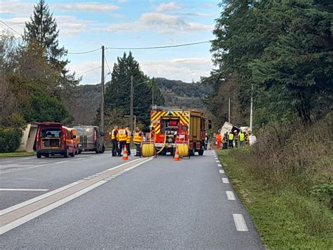 Un Camion Rempli De Nitrate Dammonium Se Renverse Sur Une Route De