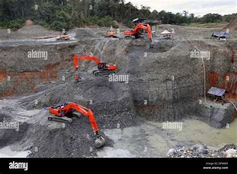 Excavadora en una mina de oro a cielo abierto en Colombia, departamento de Chocó, América Latina ...