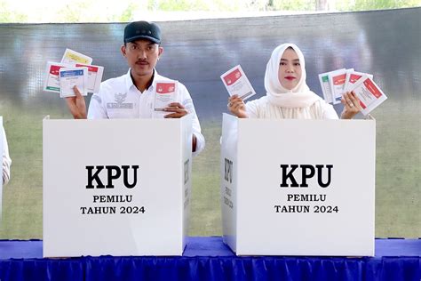 Salurkan Hak Suara Bupati Banjar Dan Istri Nyoblos Di Sambung Makmur