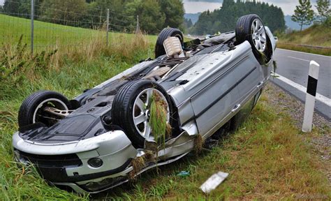 Unfall Mehrfach überschlagen Auto kommt auf B12 bei Waltenhofen ins