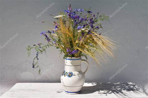 Un Ramo De Flores Silvestres Prado En Una Jarra Blanca Sobre Una Mesa