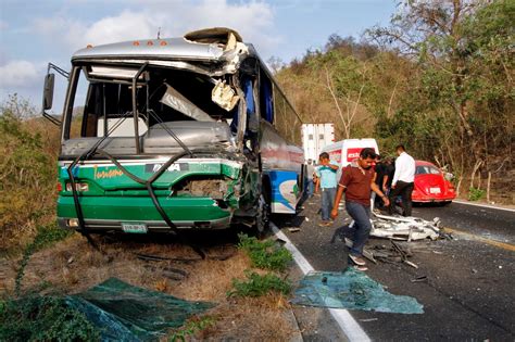 Un Muerto Y Seis Heridos En Choque De AutobÚs En Acapulco