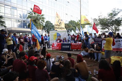 Servidor Ter Aux Lio Alimenta O De R Mercado