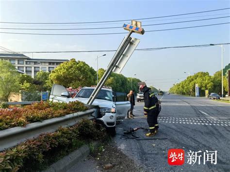 两车相撞，消防员“公主抱”解救被困女司机