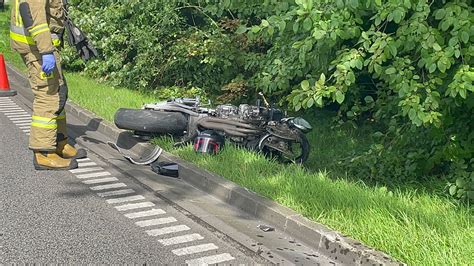 Motocyklista bez uprawnień jechał za szybko i uderzył w barierkę