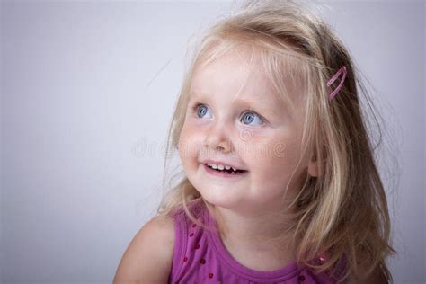 Sourire De Petite Fille Image Stock Image Du Studio