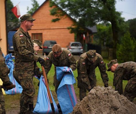 Żołnierze pomagają przy usuwaniu skutków powodzi w gminie Bircza 5