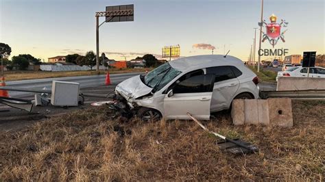 Carro Colide Contra Mureta De Concreto Na Br E Duas Pessoas S O