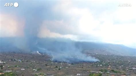 Eruzione Alle Canarie Le Immagini Aeree Del Vulcano Cumbre Vieja Youtube