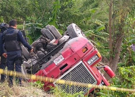 Camión se voltea en carretera deja 4 muertos y 7 heridos