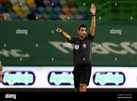 El Rbitro Fabio Verissimo Hace Gestos Durante El Partido De F Tbol De