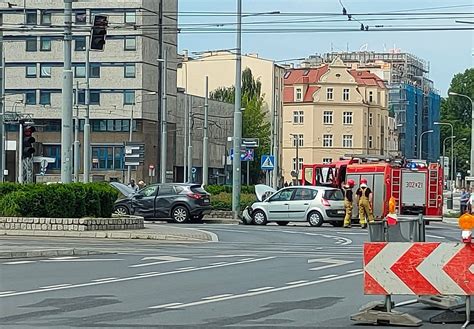 Wypadek Na Rondzie Kaponiera W Poznaniu Ranne Miesi Czne Dziecko