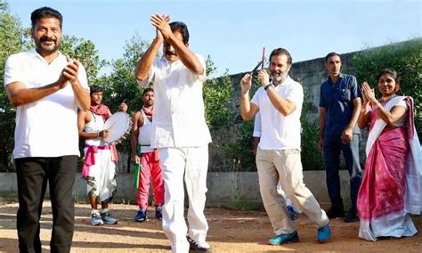 Bharat Jodo Yatra Rahul Gandhi Plays Bathukamma Along With Revanth Reddy