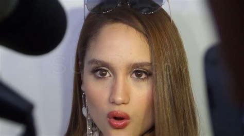 Hot Banget Cinta Laura Pakai Swimsuit