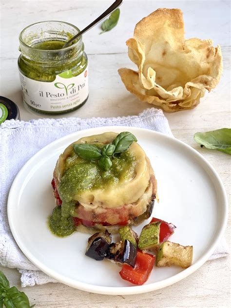 Sformatino Croccante Di Pane Carasau Con Pesto Di Pra E Verdure Estive