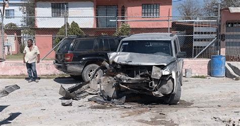 Persecución y balacera provoca choque con 2 lesionadas