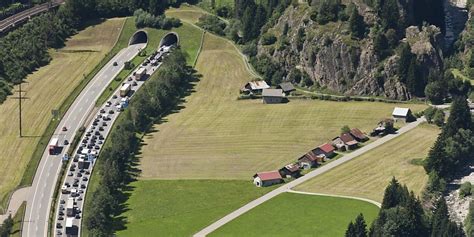 R Ckreiseverkehr F Hrt Zu Langem Stau Vor Gotthard S Dportal