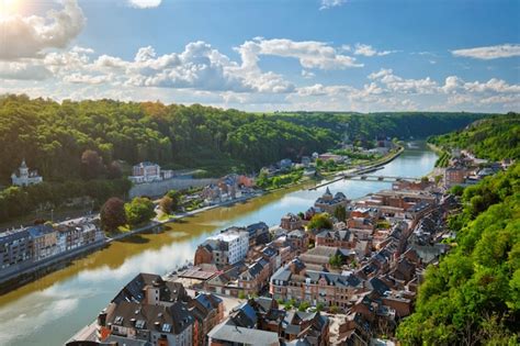 Vista aérea de la ciudad de dinant bélgica Foto Premium