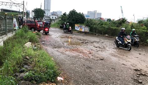 Foto Bertahun Tahun Tidak Diperbaiki Jalan Rusak Di Depok Ini Kian