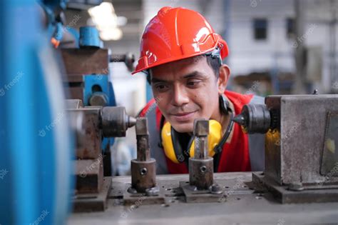 Ingenieros Industriales En Cascostrabajar En La Fábrica De Fabricación De La Industria