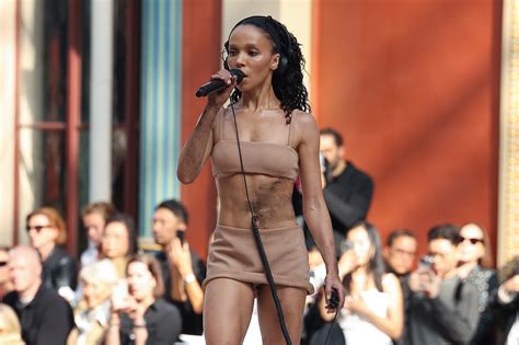 Calvin Klein Fka Twigs Ad Banned In Uk As It Shows Singer As Sexual Object Rbc Ukraine