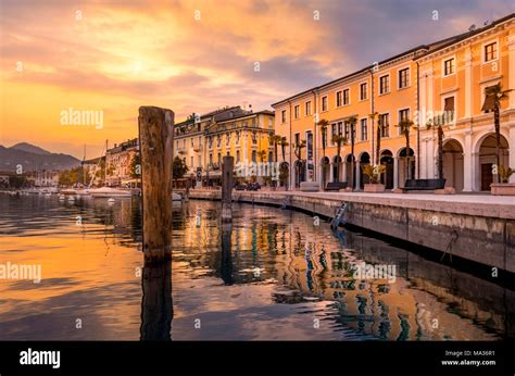 Abendstimmung An Der Strandpromenade Lungolago In Salo Am Gardasee