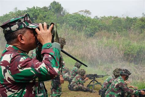 Danpasmar 1 Tinjau Langsung Stelling Senjata Bantuan Infanteri