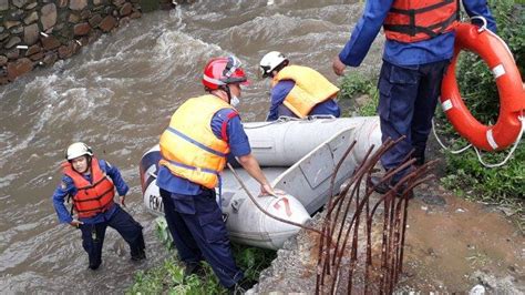 Mandi Hujan Bocah Tahun Hanyut Di Kali Ciliwung Wartakotalive