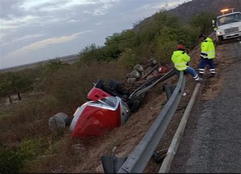 Tr Iler De Doble Remolque Se Vuelca Por La Autopista Mazatl N Tepic Al