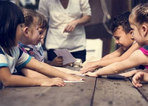 Ni Os Jugando Cartas Fotos De Stock Im Genes De Ni Os Jugando Cartas