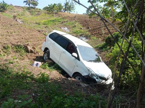 Hindari Motor Minibus Sarat Muatan Di Garut Terjun Ke Jurang Sedalam